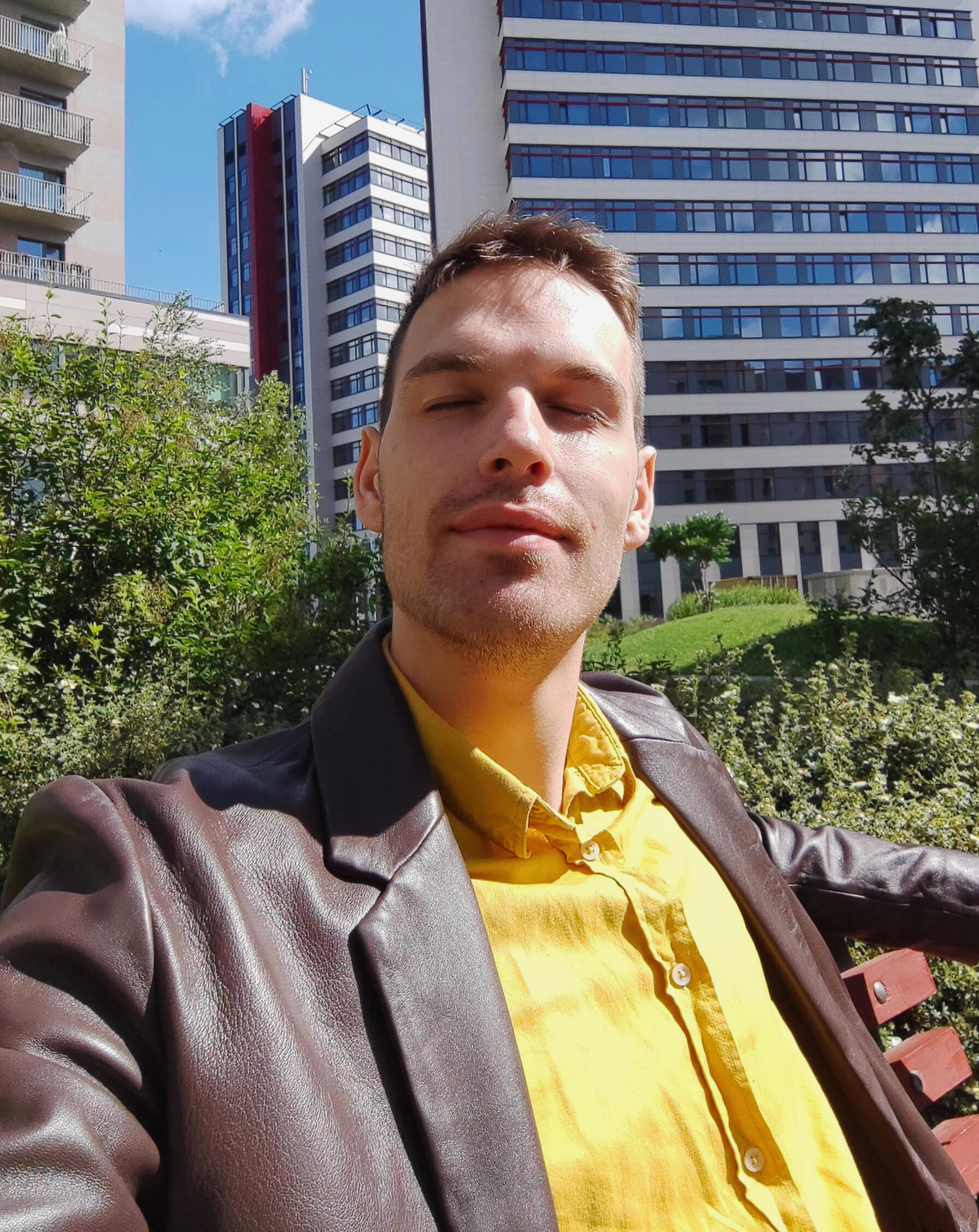 Коучинг без глянца. Состояние контакта с собой. Коуч с закрытыми глазами на солнце. Состояние покоя и внутренней опоры.